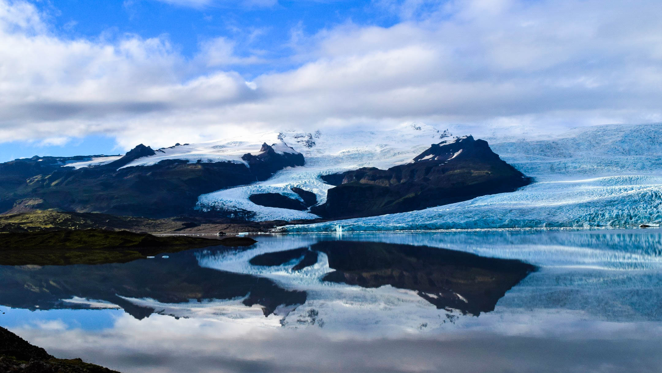 Fjallsárlón glacier lagoon on a sunny day